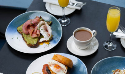Um farto café da manhã com ovos, torradas, café e suco no restaurante do Hotel Springfield.